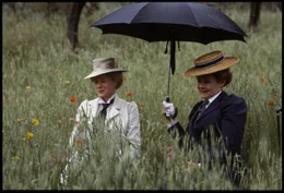 Charlotte Bartlett (Maggie Smith, l.); Eleanor Lavish (Judi Dench, r.)