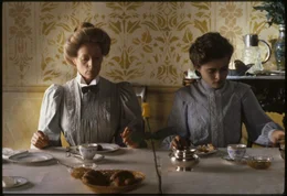 Charlotte Bartlett (Maggie Smith, l.); Lucy Honeychurch (Helena Bonham Carter, r.)