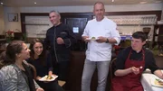 Wird es Kostas (3.v.l.) und sein Team schaffen, Frank Rosins (2.v.r.) Testesser zu überzeugen? Wird es Kostas (3.v.l.) und sein Team schaffen, Frank Rosins (2.v.r.) Testesser zu überzeugen?