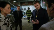 Ermitteln im Fall eines in die Luft gesprengten Leichenhauses: Watson (Lucy Liu, l.), Holmes (Jonny Lee Miller , 2.v.l.) und Gregson (Aidan Quinn, r.) ... Ermitteln im Fall eines in die Luft gesprengten Leichenhauses: Watson (Lucy Liu, l.), Holmes (Jonny Lee Miller , 2.v.l.) und Gregson (Aidan Quinn, r.) ...