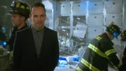 Holmes (Jonny Lee Miller) und Watson suchen nach einem Mörder, werden aber vor ein Problem gestellt, da nach einer Bombenexplosion keinerlei Beweismaterial identifizierbar ist ... Holmes (Jonny Lee Miller) und Watson suchen nach einem Mörder, werden aber vor ein Problem gestellt, da nach einer Bombenexplosion keinerlei Beweismaterial identifizierbar ist ...