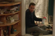 Während sich Holmes (Jonny Lee Miller) und Watson mit einem College anlegen, wird Sherlock ein weiteres Mal von seinem Vater enttäuscht, der ein Geheimnis vor ihm bewahrt hat, das alle Beteiligten in Gefahr bringen könnte ... Während sich Holmes (Jonny Lee Miller) und Watson mit einem College anlegen, wird Sherlock ein weiteres Mal von seinem Vater enttäuscht, der ein Geheimnis vor ihm bewahrt hat, das alle Beteiligten in Gefahr bringen könnte ...