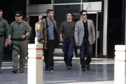 Um den neuen Fall zu lösen, müssen Colby (Dylan Bruno, 2.v.r.) und Don (Rob Morrow, r.) mit dem Hellseher Simon Kraft (John Glover, M.) zusammenarbeiten ... Um den neuen Fall zu lösen, müssen Colby (Dylan Bruno, 2.v.r.) und Don (Rob Morrow, r.) mit dem Hellseher Simon Kraft (John Glover, M.) zusammenarbeiten ...