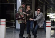 In dem neuen Fall müssen Colby (Dylan Bruno, M.) und Don (Rob Morrow, r.) mit dem Hellseher Simon Kraft (John Glover, l.) zusammenarbeiten ... In dem neuen Fall müssen Colby (Dylan Bruno, M.) und Don (Rob Morrow, r.) mit dem Hellseher Simon Kraft (John Glover, l.) zusammenarbeiten ...