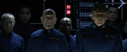 Gaukeln Ender vor, nur an einem Spiel teilzunehmen - ein Fehler?: Colonel Hyrum Graff (Harrison Ford, r.) und Flotten-Kommandant Mazer Rackham (Ben Kingsley, 2.v.l.) ...