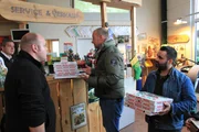 Frank Rosin (M.) verschlägt es nach Obertshausen in Hessen, wo Alessandro Moschella (r.) und seine Lebensgefährtin Ioanna Ioannidou ein kleines sizilianisches Restaurant in einer Tennishalle betreiben ... Frank Rosin (M.) verschlägt es nach Obertshausen in Hessen, wo Alessandro Moschella (r.) und seine Lebensgefährtin Ioanna Ioannidou ein kleines sizilianisches Restaurant in einer Tennishalle betreiben ...