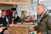 Frank Rosin (r.) besucht ein sizilianisches Restaurant in Obertshausen Frank Rosin (r.) besucht ein sizilianisches Restaurant in Obertshausen