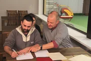 Frank Rosin (r.) verschlägt es nach Obertshausen in Hessen, wo Alessandro Moschella (l.) und seine Lebensgefährtin Ioanna Ioannidou ein kleines sizilianisches Restaurant in einer Tennishalle betreiben ... Frank Rosin (r.) verschlägt es nach Obertshausen in Hessen, wo Alessandro Moschella (l.) und seine Lebensgefährtin Ioanna Ioannidou ein kleines sizilianisches Restaurant in einer Tennishalle betreiben ...