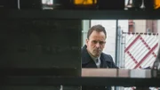 Auf der Suche nach einem Mörder: Sherlock Holmes (Jonny Lee Miller) ... Auf der Suche nach einem Mörder: Sherlock Holmes (Jonny Lee Miller) ...