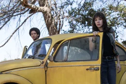 (v.l.n.r.) Memo (Jorge Lendeborg jr.); Bumblebee; Charlie (Hailee Steinfeld)