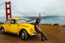 Bumblebee (l.); Charlie (Hailee Steinfeld, r.)