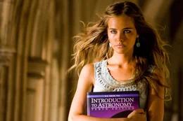 Alice (Isabel Lucas) ist nicht diejenige, die sie zu sein vorgibt ...