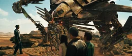 M&uuml;ssen sich mit abgr&uuml;ndig b&ouml;sen Blechmonstern herum&auml;rgern, die die Welt vernichten wollen: (v.l.n.r.) Sam Witwicky (Shia LaBeouf), Autobot Jetfire, Mikaela Banes (Megan Fox), Agent Simmons (John Turturro) und Leo (Ramon Rodriguez) ...