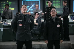 Agent Burns (John Cena, l.); Dr. Powell (John Ortiz, r.)