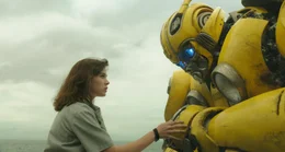 Charlie (Hailee Steinfeld, l.); Bumblebee (r.)