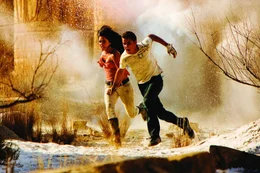 Die Schlacht zwischen Autobots und Decepticons geht weiter - und Sam (Shia LaBeouf, r.) und Mikaela (Megan Fox, l.) sind wieder mitten drin ...