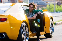 Nach der Rettung der Welt kehrt Sam Witwicky (Shia LaBeouf) in sein normales Leben zur&uuml;ck. Ohne Freundin Mikaela und dem treuen Bumblebee (Foto) geht es ans College. Aber die Ruhe w&auml;hrt nicht lange: Erneut steht ein gnadenloser Kampf mit den b&ouml;sen Decepticons bevor ...