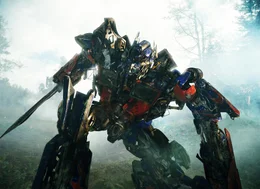 Ungl&uuml;cklicherweise gelingt es Megatron und den Deceptions, Optimus Prime (Bild) t&ouml;dliche Verletzungen zuzuf&uuml;gen. Da kommt Jetfire eine wahrhaft menschliche Idee ...