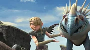 „Dragons - Die Wächter von Berk“, „Drachentausch.“ Dass sich Rotzbakke und Astrid nicht leiden können, weiß jeder auf Berk. Als aus heiterem Himmel aber auch ihre beiden Drachen Sturmpfeil und Hakenzahn zu streiten beginnen, begreifen die zwei Wikinger-Kinder, dass es höchst an der Zeit ist, sich endlich zusammenzuraufen. Kurzerhand tauschen sie für einen Tag ihre Reittiere, um auf den Wegen des jeweils anderen zu wandeln - und siehe da: Sturmpfeil und Hakenzahn beginnen sich wieder zu vertragen. Doch der Friede ist leider nur von kurzer Dauer. „Dragons - Die Wächter von Berk“, „Drachentausch.“ Dass sich Rotzbakke und Astrid nicht leiden können, weiß jeder auf Berk. Als aus heiterem Himmel aber auch ihre beiden Drachen Sturmpfeil und Hakenzahn zu streiten beginnen, begreifen die zwei Wikinger-Kinder, dass es höchst an der Zeit ist, sich endlich zusammenzuraufen. Kurzerhand tauschen sie für einen Tag ihre Reittiere, um auf den Wegen des jeweils anderen zu wandeln - und siehe da: Sturmpfeil und Hakenzahn beginnen sich wieder zu vertragen. Doch der Friede ist leider nur von kurzer Dauer.