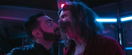 L - R: Lee Majdoub als Agent Stone, Jim Carrey als Ivo Robotnik