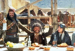 El Guapo (Alfonso Arau, M.) h&auml;lt gemeinsam mit seinen M&auml;nnern die Bewohner des Dorfes Santa Poco in Atem ...