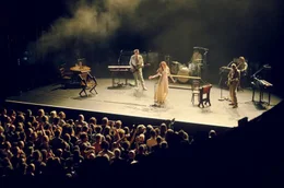 Kult-Rockerin PJ Harvey zelebriert im Pariser Olympia ihr Album &bdquo;I Inside the Old Year Dying&ldquo;.