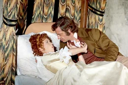 Nachdem Nicolas (Jean-Paul Belmondo) seine Frau Charlotte (Marl&egrave;ne Jobert) nach all der Zeit wiedergefunden hat, ist sie zun&auml;chst nicht besonders begeistert von seinen Ann&auml;herungsversuchen.