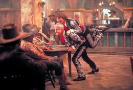 In dem Glauben, dass sie in einer Wildwest-Show auftreten, zeigen Lucky Day (Steve Martin, 2.v.r.) und Ned Nederlander (Martin Short, r.) ihr weltber&uuml;hmtes Programm. Die Banditen k&ouml;nnen dar&uuml;ber nur staunen ...