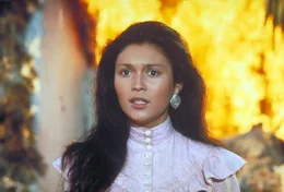 Voller Hoffnung bittet die attraktive Carmen (Patrice Cahmi) die drei Stummfilmhelden um Hilfe: Sie sollen das St&auml;dtchen Santa Poco von einem unbarmherzigen Banditen befreien ...