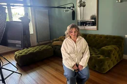 Annett Louisan, zu Hause in Hamburg, sitzt vor einem gro&szlig;en Sofa
