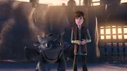 „Dragons - Die Wächter von Berk“, „Händler Johanns Lieferung.“ Händler Johann hat jede Menge Altmetall nach Berk geliefert - sehr zur Freude der Wikinger. Schließlich lassen sich daraus viele praktische Gegenstände zaubern. Über Nacht verschwinden jedoch zahlreiche dieser Utensilien, und nach der darauffolgenden Nacht ist kaum noch etwas aus Metall auf Berk zu finden. Dumm nur, dass damit auch fast alle Waffen weg sind, mit denen sich die Wikinger gekonnt verteidigen. Noch ehe Hicks dem Rätsel auf die Spur kommt, nähern sich bereits feindliche Schiffe der Insel! „Dragons - Die Wächter von Berk“, „Händler Johanns Lieferung.“ Händler Johann hat jede Menge Altmetall nach Berk geliefert - sehr zur Freude der Wikinger. Schließlich lassen sich daraus viele praktische Gegenstände zaubern. Über Nacht verschwinden jedoch zahlreiche dieser Utensilien, und nach der darauffolgenden Nacht ist kaum noch etwas aus Metall auf Berk zu finden. Dumm nur, dass damit auch fast alle Waffen weg sind, mit denen sich die Wikinger gekonnt verteidigen. Noch ehe Hicks dem Rätsel auf die Spur kommt, nähern sich bereits feindliche Schiffe der Insel!