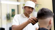 Im Leben ist vieles gescheitert: Schule abgebrochen, von Mitschülern gemobbt, von Eltern und Lehrern nicht gesehen. Und jetzt kommt die größte Herausforderung für sie: Der Einstieg ins Berufsleben. Ihre vielleicht letzte Chance ist die berufsvorbereitende Bildungsmaßnahme der Jugendberufshilfe Düsseldorf. Menschen hautnah begleitet die Jugendlichen ein Jahr lang. – „Ich bin 16 Jahre alt, ich habe noch viel Zeit.“ Abdul hat in seinen Leben schon viel Mist gebaut und macht am liebsten Musik. Sein Plan B ist eine Ausbildung als Frisör. Im Leben ist vieles gescheitert: Schule abgebrochen, von Mitschülern gemobbt, von Eltern und Lehrern nicht gesehen. Und jetzt kommt die größte Herausforderung für sie: Der Einstieg ins Berufsleben. Ihre vielleicht letzte Chance ist die berufsvorbereitende Bildungsmaßnahme der Jugendberufshilfe Düsseldorf. Menschen hautnah begleitet die Jugendlichen ein Jahr lang. – „Ich bin 16 Jahre alt, ich habe noch viel Zeit.“ Abdul hat in seinen Leben schon viel Mist gebaut und macht am liebsten Musik. Sein Plan B ist eine Ausbildung als Frisör.