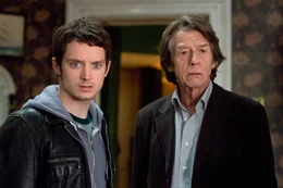 Im Bild: Martin (Elijah Wood, links), Prof. Arthur Seldom (John Hurt, rechts)