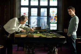 Im Bild: Prof. Arthur Seldom (John Hurt, links), Martin (Elijah Wood, rechts)
