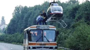 Tom (René Steinke, re.) rettet die Insassen über die Dachluke aus dem Linienbus (li.: Stuntman). Alles muss sehr schnell gehen, weil sich im Bus eine Zeitbombe befindet... Tom (René Steinke, re.) rettet die Insassen über die Dachluke aus dem Linienbus (li.: Stuntman). Alles muss sehr schnell gehen, weil sich im Bus eine Zeitbombe befindet...