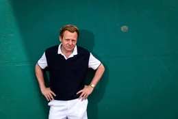 Samuel Finzi spielt G&uuml;nther Bosch in dem RTL-Film "Der Rebell - Von Leimen nach Wimbledon" +++ Die Verwendung des sendungsbezogenen Materials ist nur mit dem Hinweis und Verlinkung auf RTL+ gestattet. +++