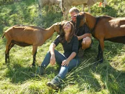 Miriam Zimmermann und Erich H&auml;rtinger mit Ziegen