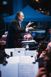 Der italienische Stardirigent Riccardo Chailly in seinem Element beim Mail&auml;nder Open-Air-Konzert