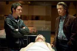 Im Bild: Martin (Elijah Wood, links), Prof. Arthur Seldom (John Hurt, rechts)