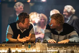 Boris Becker (Bruno Alexander), G&uuml;nther Bosch (Samuel Finzi, l.) +++ Die Verwendung des sendungsbezogenen Materials ist nur mit dem Hinweis und Verlinkung auf RTL+ gestattet. +++