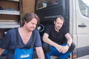 Dirk (Jens Kipper, r.) überlegt zusammen mit Stefan (Tim Stöneberg), wie er Kaya das Nagelstudio ausreden kann. Dirk (Jens Kipper, r.) überlegt zusammen mit Stefan (Tim Stöneberg), wie er Kaya das Nagelstudio ausreden kann.