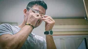 Florian &uuml;berpr&uuml;ft Silberbesteck