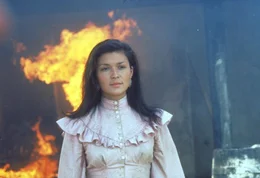 Eines Tages sieht die h&uuml;bsche Mexikanerin Carmen (Patrice Cahmi) im Stummfilmkino die heldenhaften Abenteuer der schier unbesiegbaren 'Drei Amigos' - und ist fasziniert von diesen tapferen M&auml;nnern ...