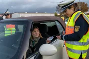 Führerschein und Fahrzeugpapiere, bitte! Kurz nachdem Cordula Seiffert (Anna Bullard, l.), die Tochter der ersten Hauptkommissarin, wegen überhöhter Geschwindigkeit von der Streifenpolizistin Sibylle Beyer (Bärbel Stolz, r.) aus dem Verkehr gezogen wurde, entdeckt diese im Führerhaus eines Lkw eine männliche Leiche. Wer hatte Grund, den Lkw-Fahrer zu töten? Führerschein und Fahrzeugpapiere, bitte! Kurz nachdem Cordula Seiffert (Anna Bullard, l.), die Tochter der ersten Hauptkommissarin, wegen überhöhter Geschwindigkeit von der Streifenpolizistin Sibylle Beyer (Bärbel Stolz, r.) aus dem Verkehr gezogen wurde, entdeckt diese im Führerhaus eines Lkw eine männliche Leiche. Wer hatte Grund, den Lkw-Fahrer zu töten?