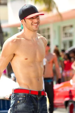 Ahnt nicht, dass in dem Beachclub, in dem er arbeitet, eine begnadete T&auml;nzerin unterwegs ist: Streetdancer Sean (Ryan Guzman) ...