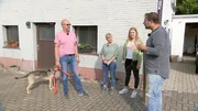 Martin Rütter (r.) besucht Susanne (2.v.l.), Dirk, Kim-Marie und Mischlingshündin Marla. Martin Rütter (r.) besucht Susanne (2.v.l.), Dirk, Kim-Marie und Mischlingshündin Marla.