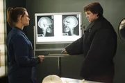 Dr. Brennan (Emily Deschanel, l.) und Zack Addy (Eric Millegan). Dr. Brennan (Emily Deschanel, l.) und Zack Addy (Eric Millegan).