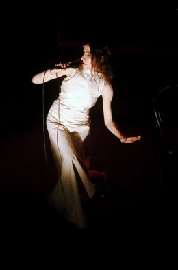 PJ Harvey kehrt mit &bdquo;I Inside the Old Year Dying&ldquo; auf die B&uuml;hne zur&uuml;ck. Herzst&uuml;ck dieses neuen Projekts ist die Vertonung von Texten aus &bdquo;Orlam&ldquo;, einem narrativen Gedicht, das die Musikerin 2022 ver&ouml;ffentlichte.