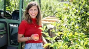 Marlen Baumann führt den Hof bereits in vierter Generation – als Ein-Frau-Betrieb und getrennt erziehende Mutter von zwei Kindern. Auf zehn Hektar wachsen mehr als 30.000 Obstbäume mit 13 Apfel- und fünf Birnensorten. Marlen Baumann führt den Hof bereits in vierter Generation – als Ein-Frau-Betrieb und getrennt erziehende Mutter von zwei Kindern. Auf zehn Hektar wachsen mehr als 30.000 Obstbäume mit 13 Apfel- und fünf Birnensorten.