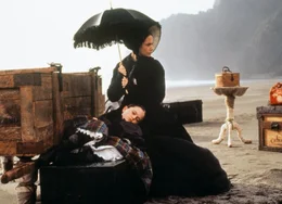 Ankunft in der neuen Heimat: Anna Paquin als Flora McGrath, Holly Hunter als Ada McGrath